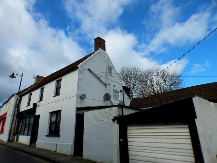 2 Bedroom Flat To Rent In Market Place, Westbury, BA13