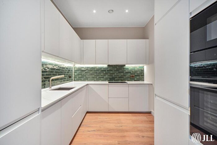 3 Bedroom Flat To Rent In Carpet Street, Sugar House Island, E15