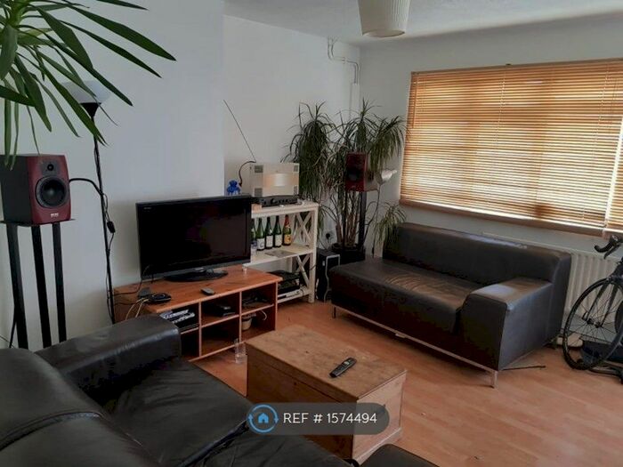 3 Bedroom Maisonette To Rent In Carisbrooke Gardens, London, SE15