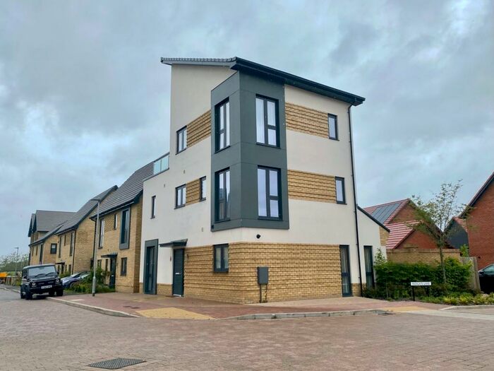 4 Bedroom Detached House To Rent In Goodwood Crescent, Crowthorne, RG45