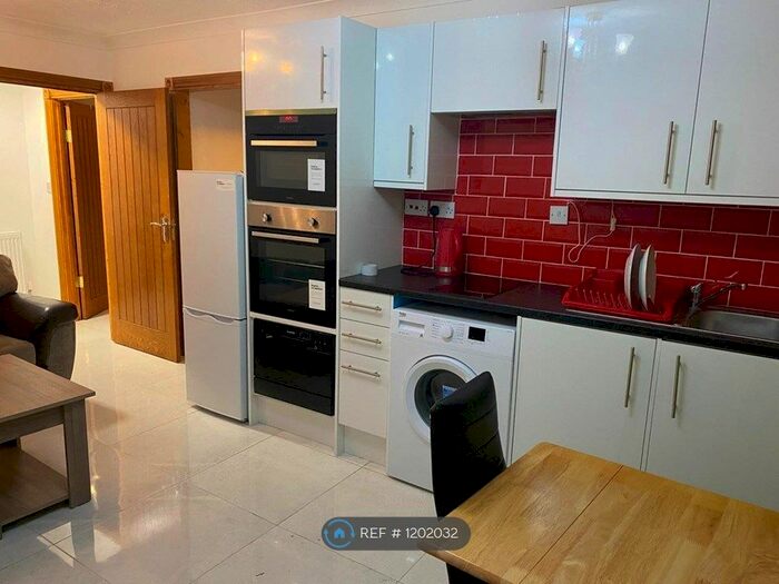 2 Bedroom Flat To Rent In Shepherds Walk, London, NW2