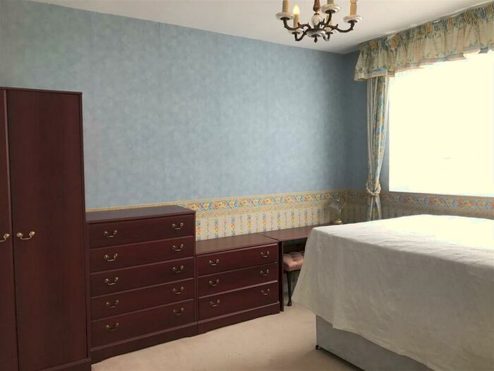 3 Bedroom Apartment To Rent In Prince Of Wales Close, London, NW4