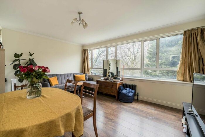 2 Bedroom Flat To Rent In Churchill Gardens, London, SW1V