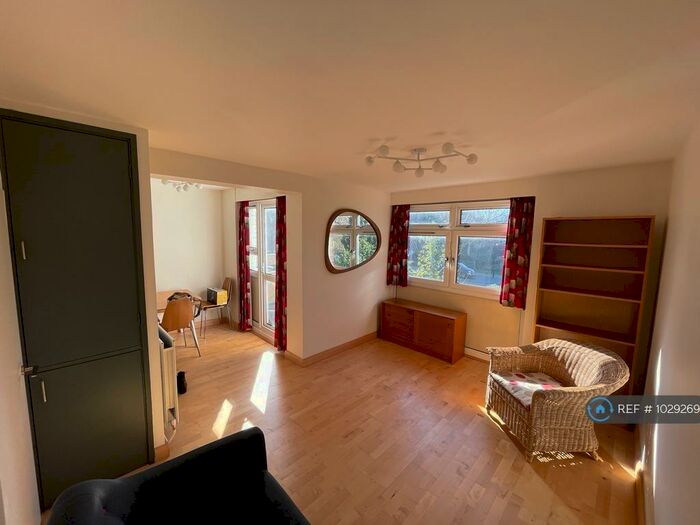 2 Bedroom Flat To Rent In Sheppard House, London, E2