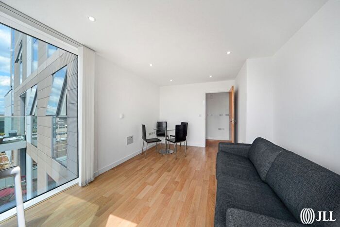 1 Bedroom Flat To Rent In Waterside Apartments, Goodchild Road, N4