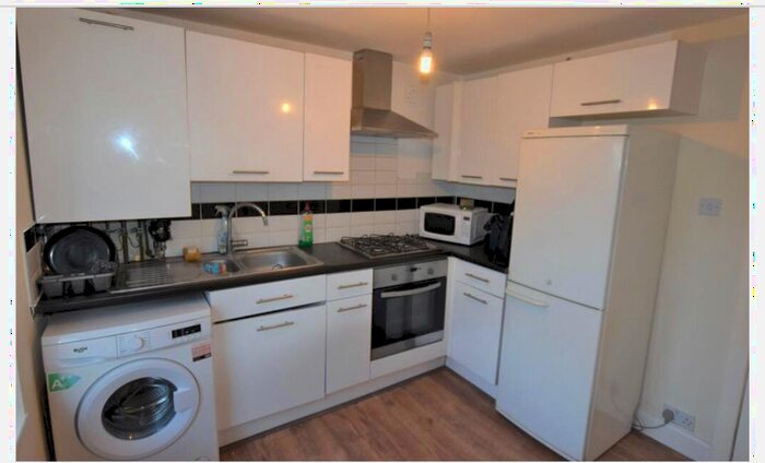 2 Bedroom Flat To Rent In Manor Road, London, SE25
