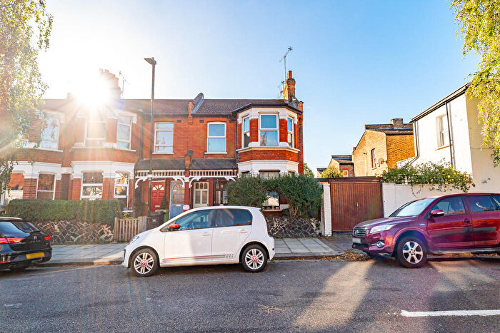 3 Bedroom Apartment For Sale In South View Road, Hornsey, N8