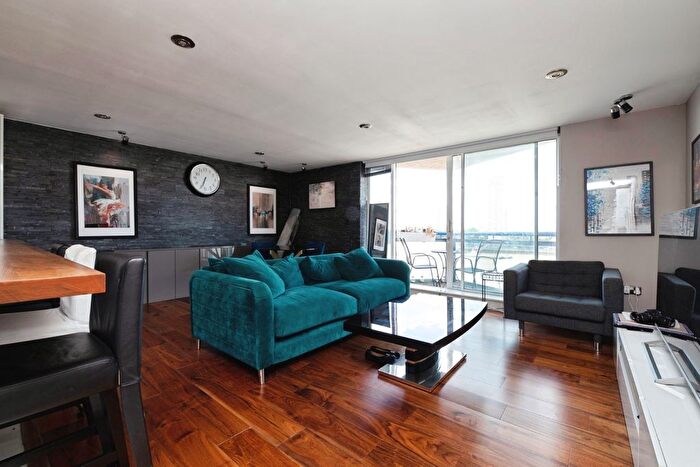 2 Bedroom Flat To Rent In Nova Building, Newton Place, London, E14