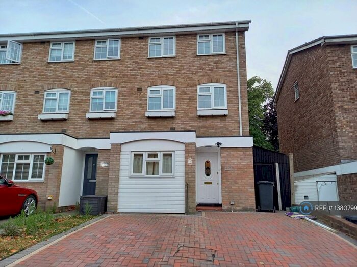 4 Bedroom End Of Terrace House To Rent In Patterdale Close, Bromley, BR1