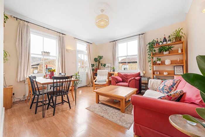 3 Bedroom Maisonette For Sale In Doverfield Road, SW2