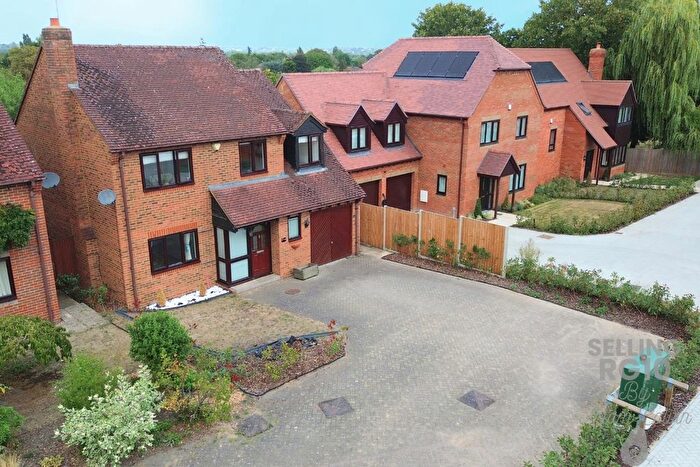 4 Bedroom Detached House For Sale In The Hawthorns, Charvil, Reading, Berkshire, RG10