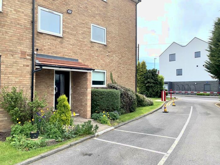 2 Bedroom Apartment To Rent In Arncliffe Grange, Leeds, LS17