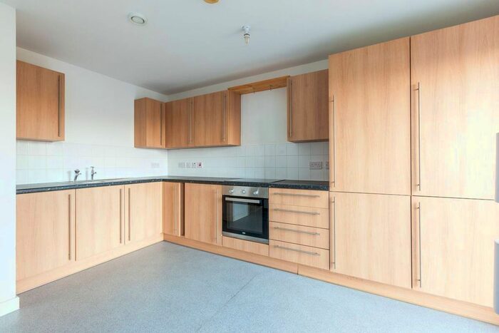 4 Bedroom Flat To Rent In Crawshaw Road, Oval, London, SW9