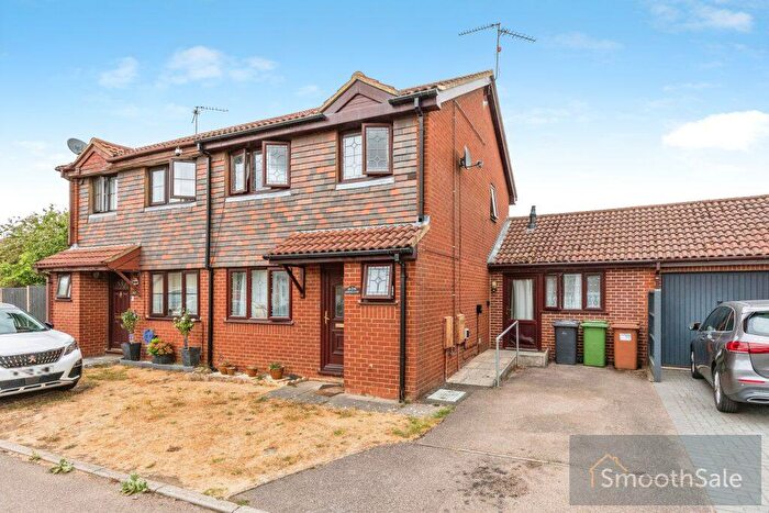 3 Bedroom Semi Detached House For Sale In Bourne Close, Wellingborough, NN8