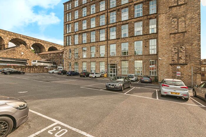 2 Bedroom Apartment For Sale In Savile Street, Huddersfield, HD3