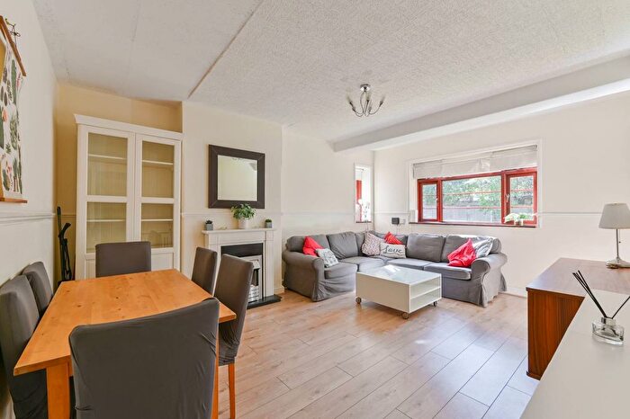 3 Bedroom Flat For Sale In Poynders Gardens, Clapham Park, London, SW4