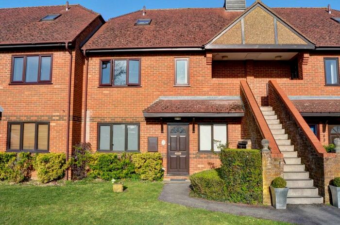 2 Bedroom Flat To Rent In Bobmore Lane, Marlow, SL7
