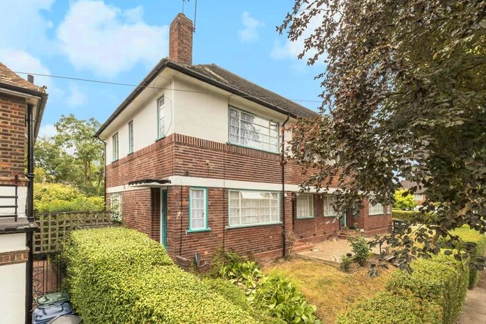 2 Bedroom Flat To Rent In Holyoake Walk, East Finchley N2