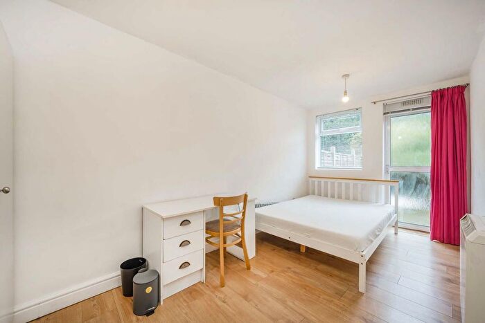 3 Bedroom Flat To Rent In Robin Hood Way, London, SW15