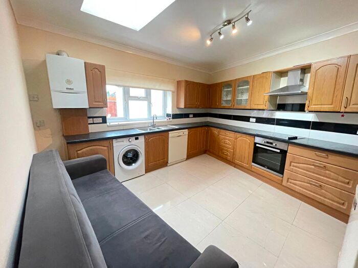 2 Bedroom Flat To Rent In Daphne Gardens, London, E4