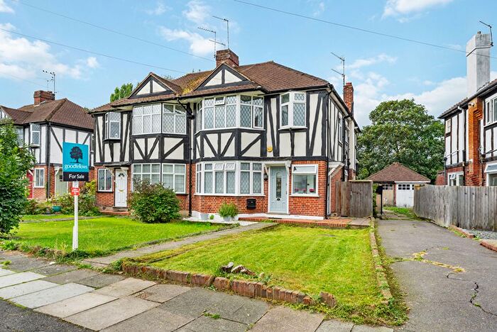 2 Bedroom Maisonette For Sale In Aboyne Drive, Raynes Park, London, SW20