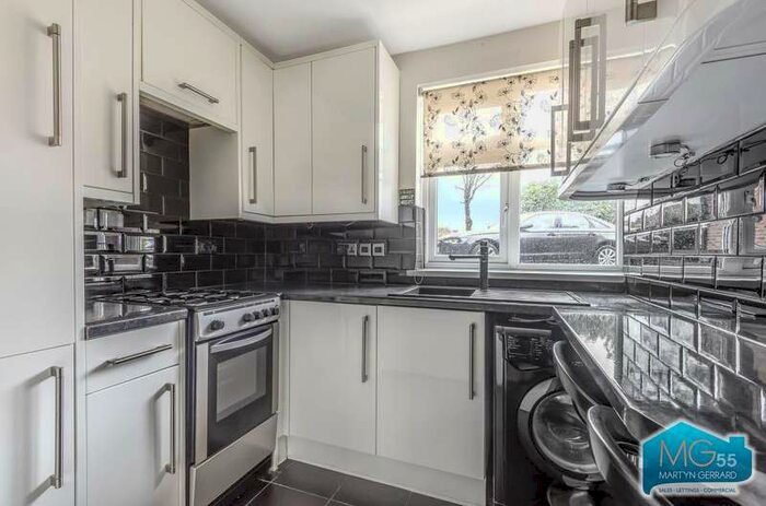 2 Bedroom Apartment To Rent In Park View Court, Torrington Park, North Finchley, London, N12