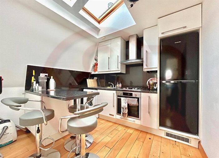 3 Bedroom Flat To Rent In North End Road, London, W14