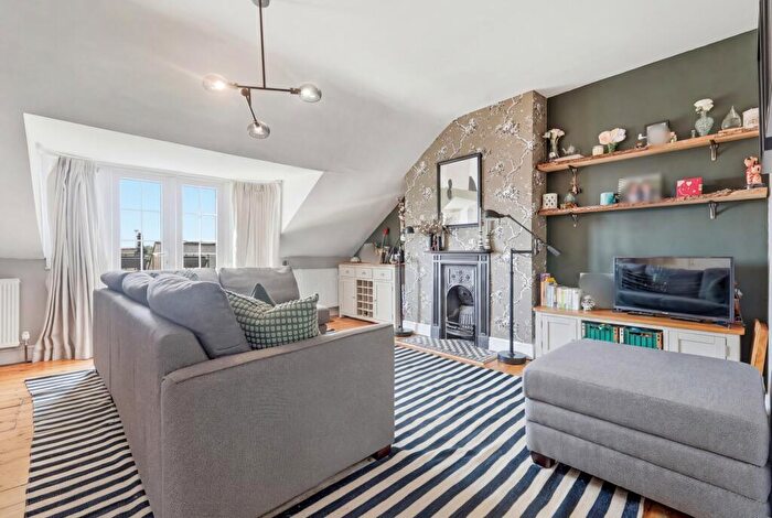1 Bedroom Apartment For Sale In Glebe Avenue, Woodford Green, Redbridge, IG8