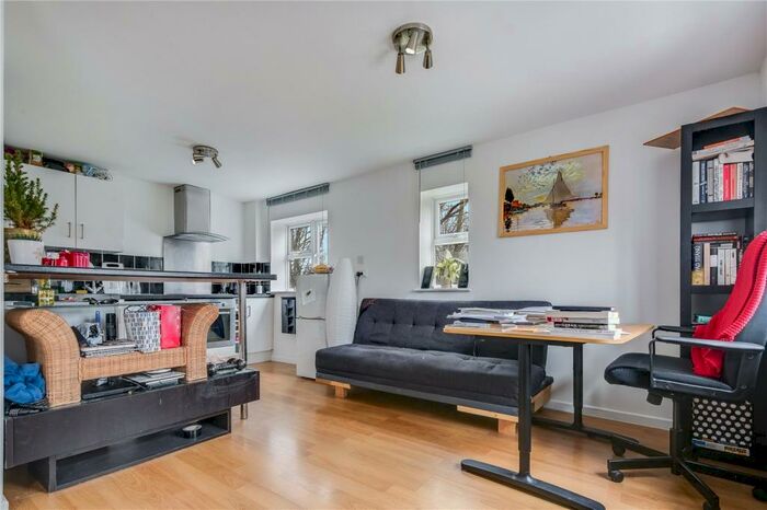 Flat To Rent In Garrick Drive, London, SE28