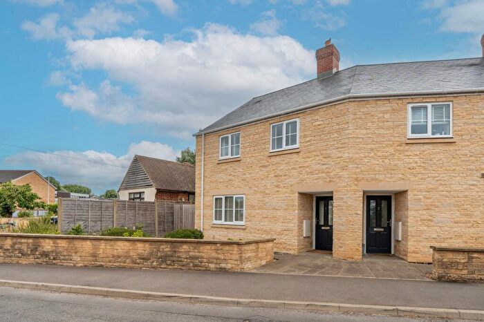 3 Bedroom End Of Terrace House For Sale In George And Dragon Close, Fritwell, OX27