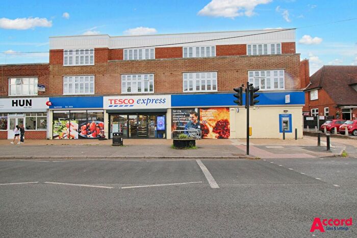 2 Bedroom Flat To Rent In A Front Lane, Upminster, RM14