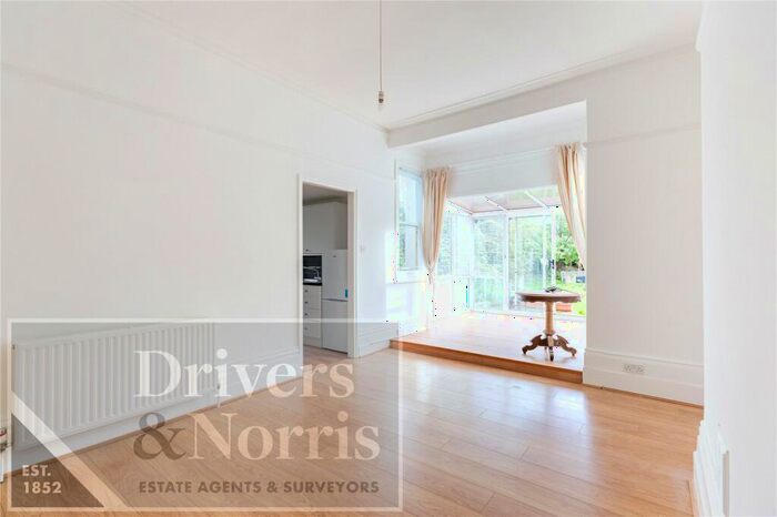 Apartment To Rent In Alexandra Grove, Finchley, London, N12