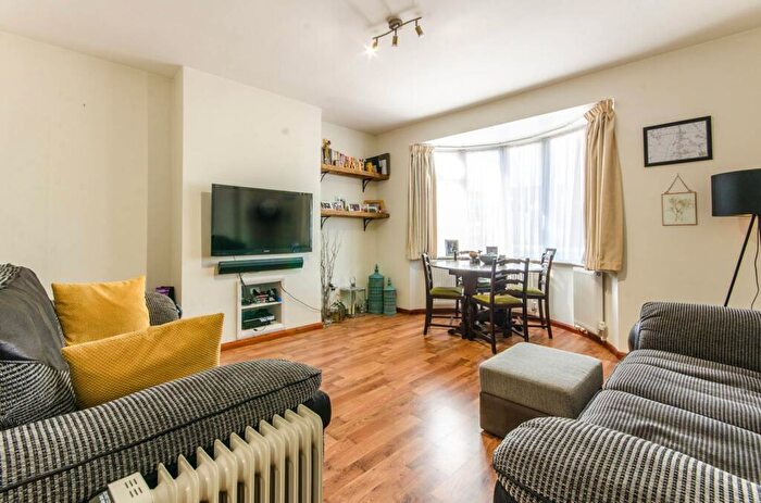 2 Bedroom Maisonette To Rent In Lower Weldon, Woodside Lane, North Finchley, London, N12