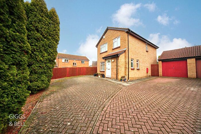 4 Bedroom Detached House For Sale In Glenfield Road, Luton, Bedfordshire, LU3