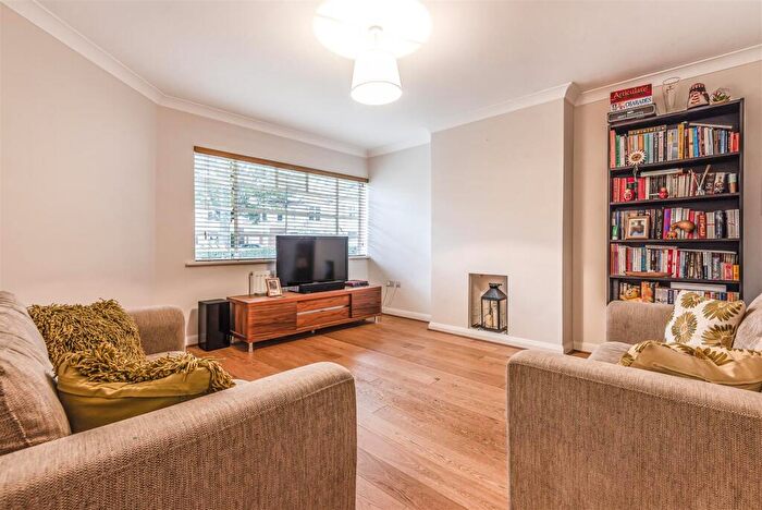 2 Bedroom Flat To Rent In St. Leonards Court, East Sheen, SW14