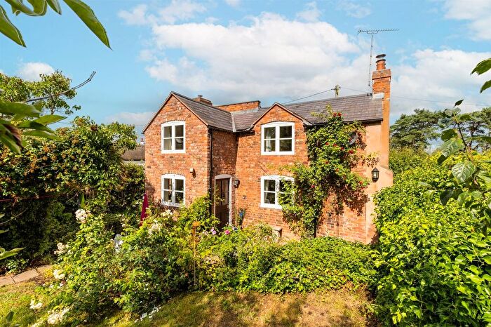 2 Bedroom Detached House For Sale In Whitchurch Road, Tattenhall, CH3