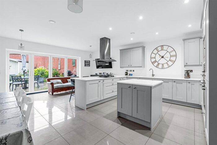 5 Bedroom Detached House For Sale In Frythe Avenue, Welwyn, AL6