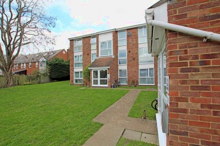 2 Bedroom Flat To Rent In Oakley Close, Isleworth, TW7