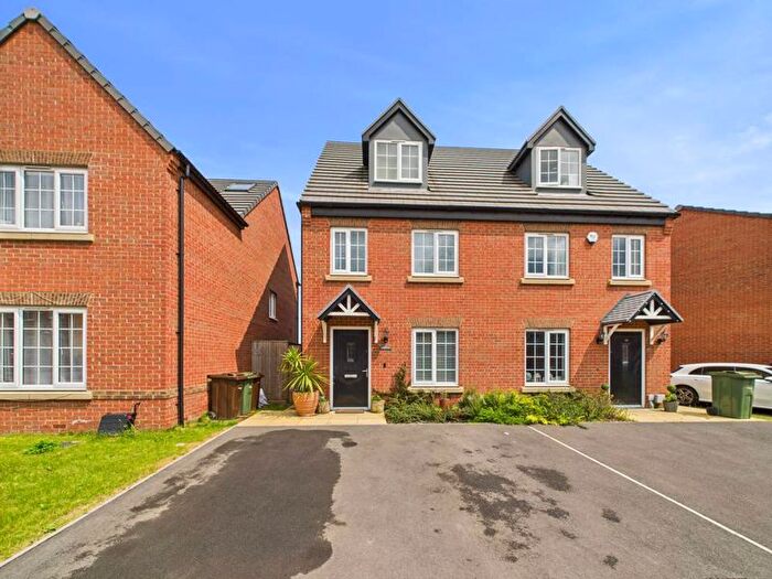 3 Bedroom Semi-detached House For Sale In Castle Way, Pontefract, WF8