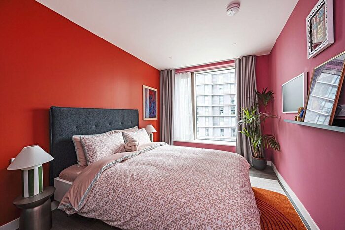 3 Bedroom Flat To Rent In Montfichet Road, Stratford, London, E20
