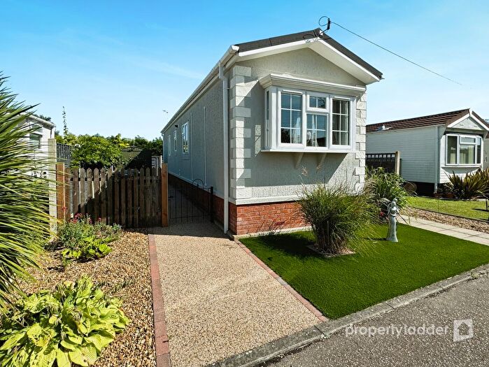 2 Bedroom Mobile/park Home For Sale In Woodland View, Stratton Strawless, Norwich, NR10