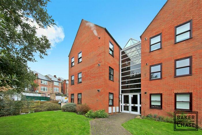 2 Bedroom Flat To Rent In Chase Court Gardens, Enfield, EN2