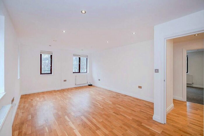 3 Bedroom Flat To Rent In Yeomans Court, Hertford, SG13