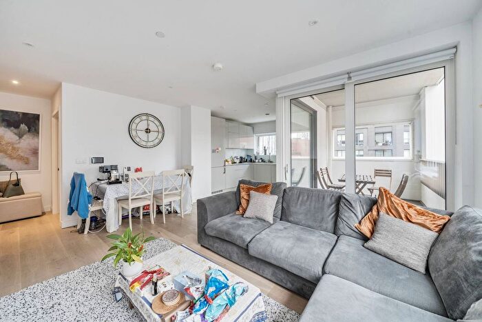 2 Bedroom Flat For Sale In Walworth Road, Elephant And Castle, London, SE17