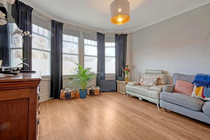 2 Bedroom Flat To Rent In Grovelands Road, N13