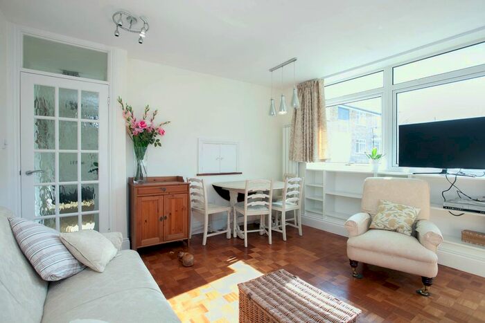 3 Bedroom Flat To Rent In Crescent Court, Park Hill, London, SW4