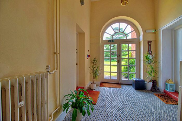 2 Bedroom Flat For Sale In Swallowfield Park, Swallowfield, Reading, RG7
