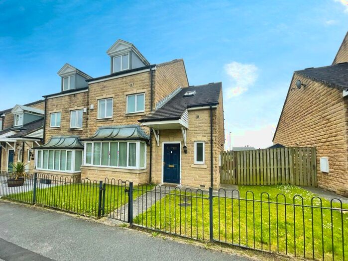 4 Bedroom House To Rent In Long Hill Road, Huddersfield, West Yorkshire, HD2