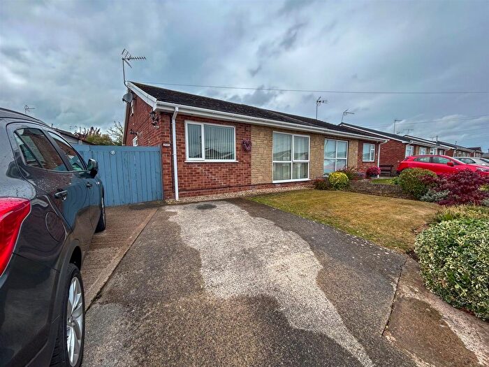 3 Bedroom Semi-detached Bungalow For Sale In Beech Avenue, Bradley, LL11