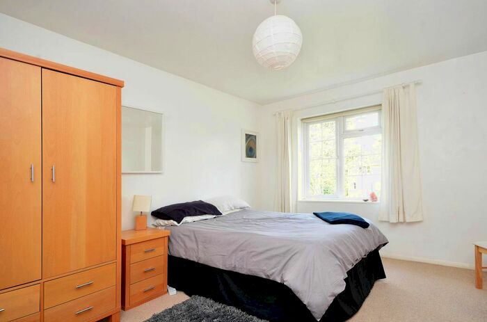 2 Bedroom Flat To Rent In Ockenden Close, Woking, GU22